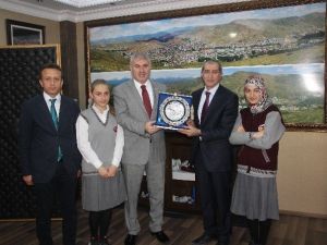 Anadolu Lisesi’nden Belediye Başkanı Memiş’e Şükran Plaketi