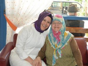 Huzurevinde Kalan Anneler Unutulmadı
