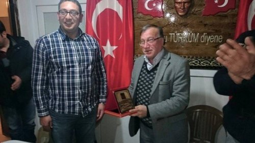 75 Gençlik’ten Esnaf Odası Başkanına teşekkür plaketi