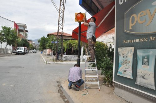 85 SOKAĞA TRAFİK IŞIKLARI KONULDU