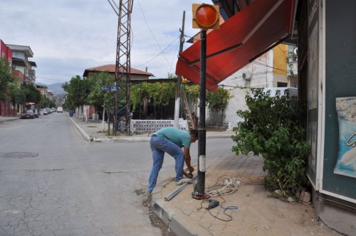 85 SOKAĞA TRAFİK IŞIKLARI KONULDU