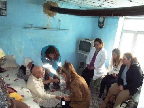 ADÜ’lü gençler yaşlıları yalnız bırakmadı