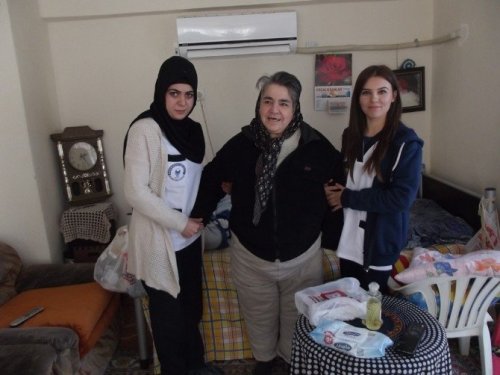 ADÜ’lü gençler yaşlıları yalnız bırakmadı