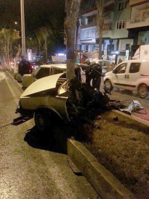Ağaca Çarpan Araç İkiye Bölündü