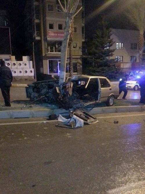 Ağaca Çarpan Araç İkiye Bölündü