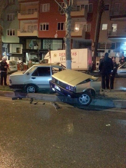 Ağaca Çarpan Araç İkiye Bölündü