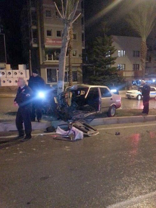 Ağaca Çarpan Araç İkiye Bölündü