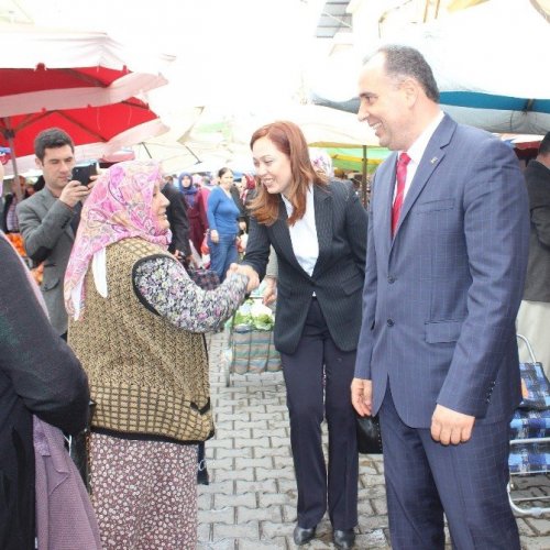 AK Partili akademisyen aday Oğurlu, kadınlarla bir araya geldi