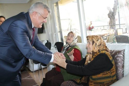 AK Parti’li Altıntaş yaşlıları unutmadı