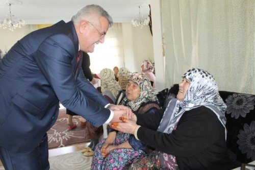 AK Parti’li Altıntaş yaşlıları unutmadı
