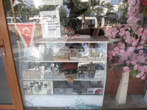 Akbük'te İş Yerlerine Saldırı İddiası