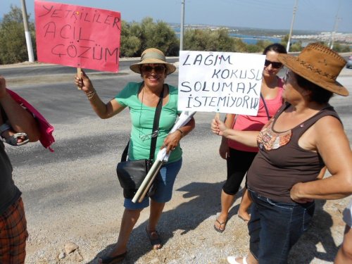 Akbük'te Vatandaşlar Kanalizasyon Eylemi Yaptı