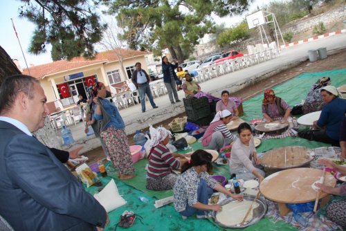 Akköy’de Okul İhtiyaçları İçin Gözleme Günü Yapıldı