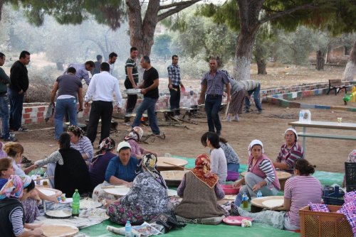 Akköy’de Okul İhtiyaçları İçin Gözleme Günü Yapıldı