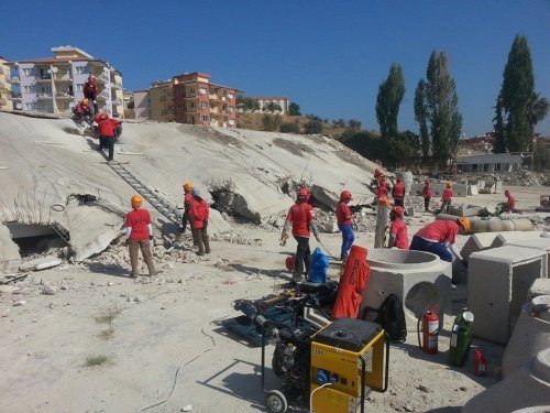 AKUT, Eğitim İçin Eski İtfaiye Binasını Yıktı