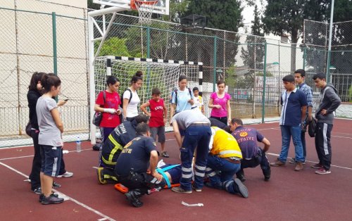 Antreman İçin Girdiği Okulda Ayağını Burkunca Mahsur Kaldı