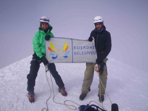 Aslı Alkış, Kazbek Dağı'nın zirvesine ulaştı