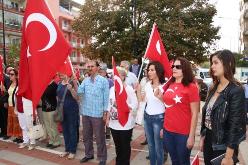 Atatürk Büstü ve Türk Bayrağı'na Yapılan Saldırlar Kınandı