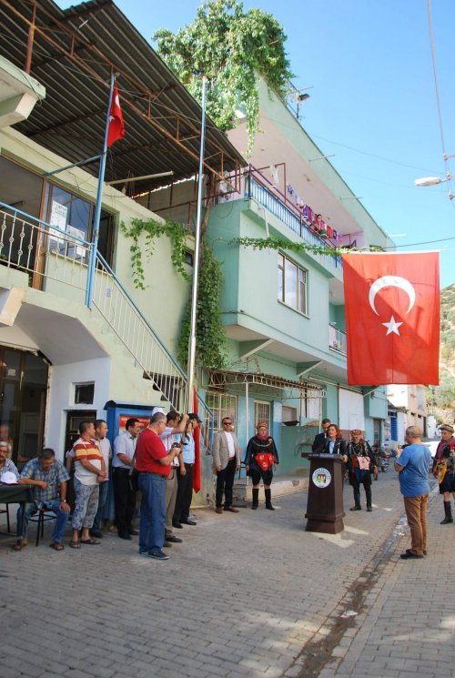 Aydın Belediyesi İki Köye Bayrak Direği Diktirdi