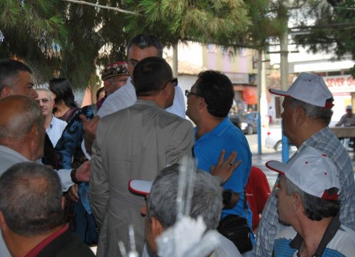 Aydın Belediyesi İki Köye Bayrak Direği Diktirdi