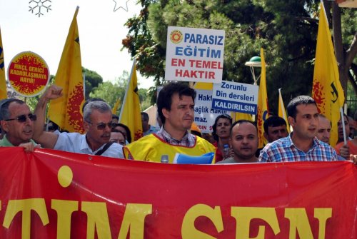 Aydın’da Eğitim-Sen Üyesi Öğretmenler İş Bıraktı