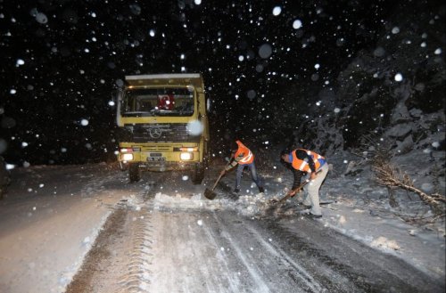 Aydın’da kar köylerle ulaşımı kopardı