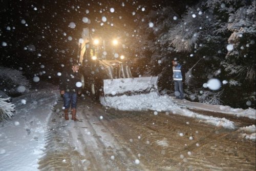 Aydın’da kar köylerle ulaşımı kopardı