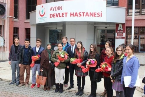 Aydın’da öğretmen ve öğrenciler yaşlıların gönlünü aldı