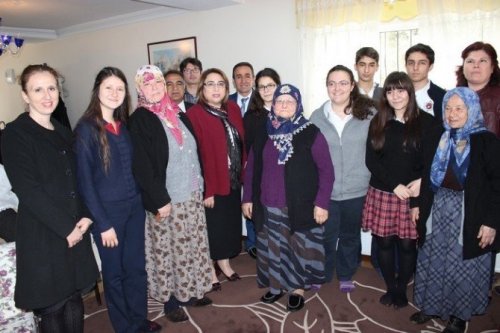 Aydın’da öğretmen ve öğrenciler yaşlıların gönlünü aldı
