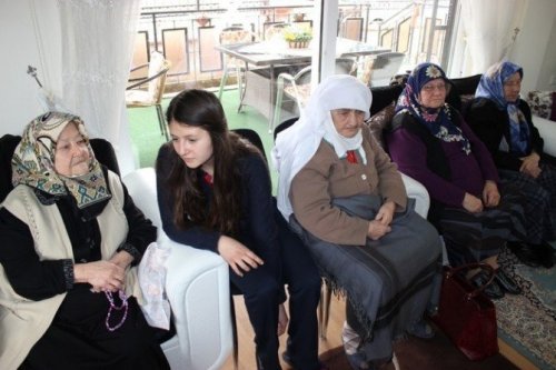 Aydın’da öğretmen ve öğrenciler yaşlıların gönlünü aldı