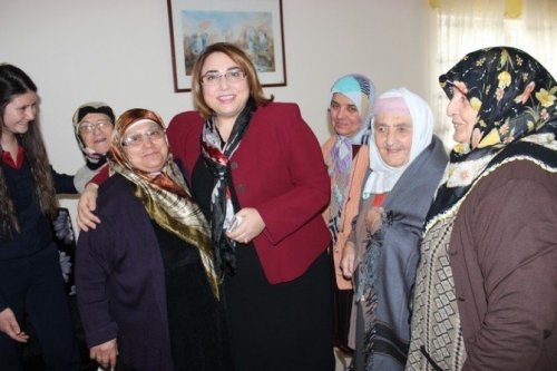 Aydın’da öğretmen ve öğrenciler yaşlıların gönlünü aldı
