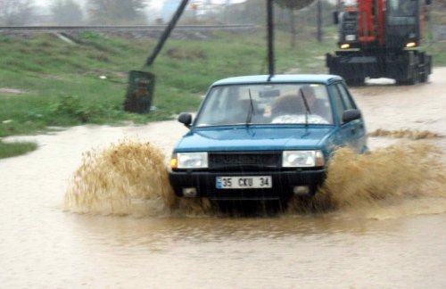 Aydın’da Yağış Sokakları Göle Çevirdi