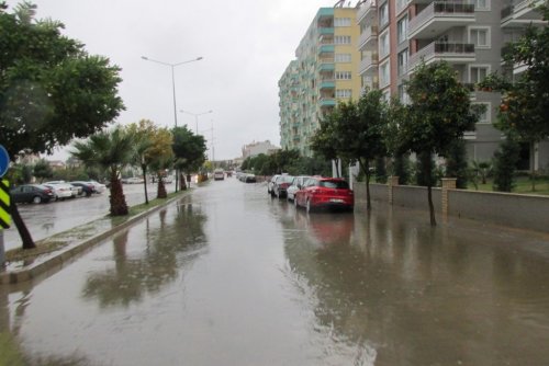 Aydın’da Yağış Sokakları Göle Çevirdi