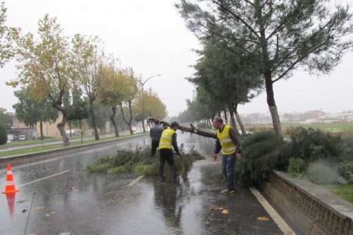 Aydın’da Yağış Sokakları Göle Çevirdi
