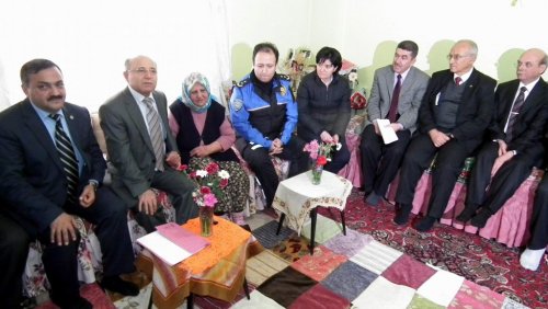 Aydın’ın Yaşlı Çınarı Ayşe Teyze Evinde Ziyaret Edildi