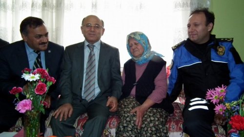 Aydın’ın Yaşlı Çınarı Ayşe Teyze Evinde Ziyaret Edildi