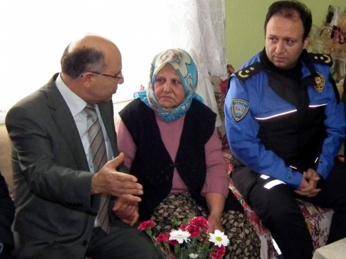 Aydın’ın Yaşlı Çınarı Ayşe Teyze Evinde Ziyaret Edildi