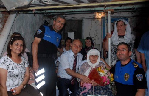 Aydın’ın Yaşlı Çınarı Kadriye Teyze Evinde Ziyaret Edildi