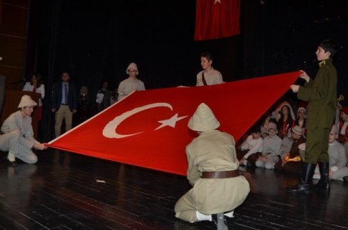 Bahçeşehir Koleji öğrencileri Çanakkale Destanını canlandırdı