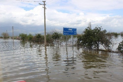 Barajların kapakları açılınca Aydın Ovası göle döndü