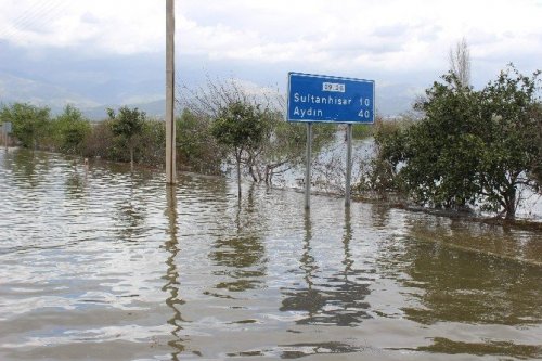 Barajların kapakları açılınca Aydın Ovası göle döndü