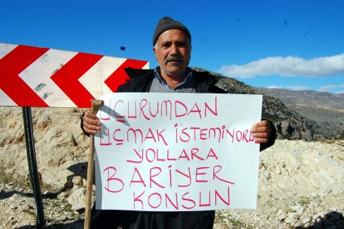 Bariyer Yapılmayan Yere ‘Canlı’ Bariyer Oldular