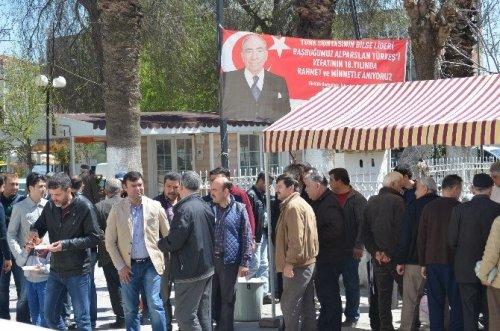 Başkan Akın, Türkeş için lokma döktürdü