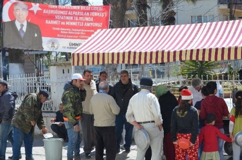 Başkan Akın, Türkeş için lokma döktürdü