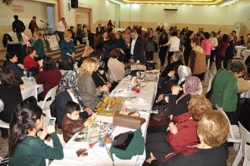 Başkan Alıcık bayanlara karanfil hediye etti
