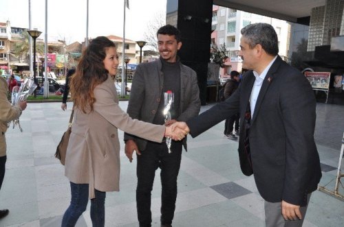 Başkan Alıcık bayanlara karanfil hediye etti