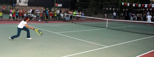 Başkan Çerçioğlu, Tenis Kortunda Boy Gösterdi
