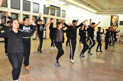 Başkan Haluk Alıcık, Halk Dansları Topluluğunu Ziyaret Etti