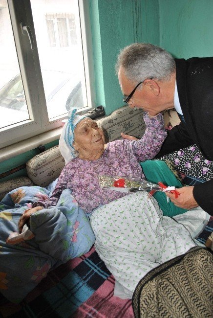 Başkan Kale, ilçesindeki yaşlıları ziyaret edip gönüllerini aldı