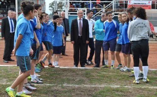 Başkan Kale’den bayan futbol takımına ziyaret